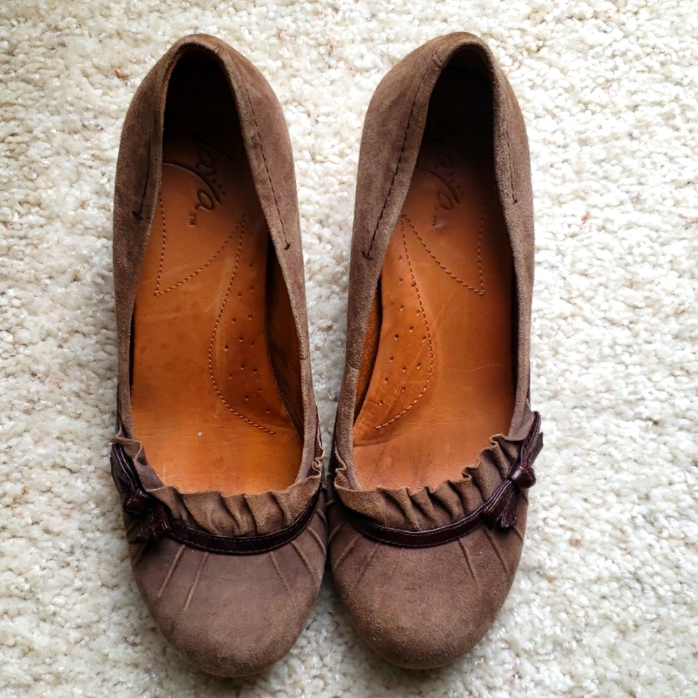 Womens size 8 wide. Taupe Suede Naya heels.